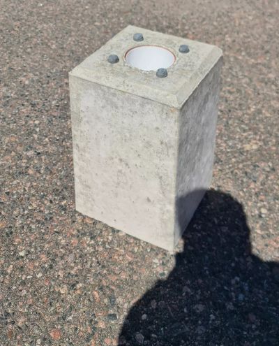 Betonijalusta laipalliselle vastintolpalle