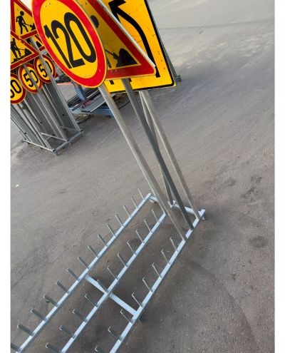 Liikennemerkkiteline 1 x 3m 49 putkivarrelle